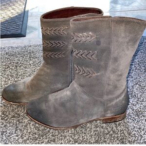 UGG Australia Boots Cailyn Grey Distressed Suede Size 7